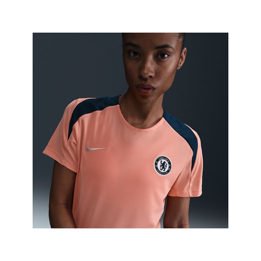 Damska dzianinowa koszulka piłkarska z krótkim rękawem Nike Dri-FIT Chelsea F.C. Strike Special Edition - Pomarańczowy ze sklepu Nike poland w kategorii Bluzki damskie - zdjęcie 178602881