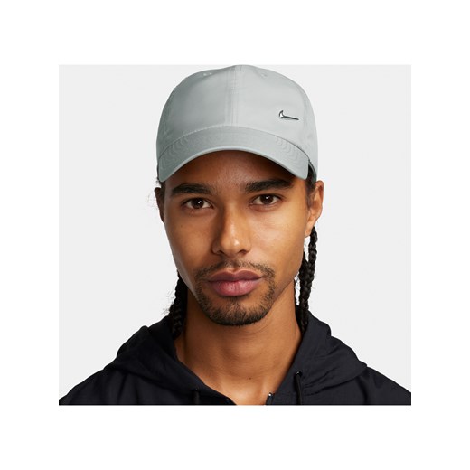 Czapka o nieusztywnionej konstrukcji z metalowym logo Swoosh Nike Dri-FIT Club - Szary ze sklepu Nike poland w kategorii Czapki z daszkiem męskie - zdjęcie 178603404