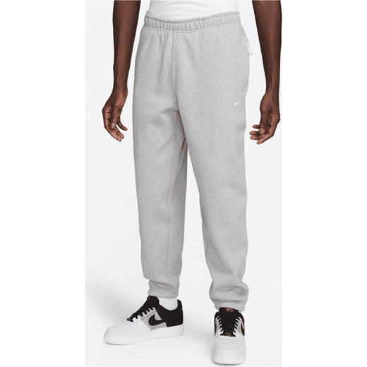 Męskie spodnie z dzianiny Nike Solo Swoosh - Szary ze sklepu Nike poland w kategorii Spodnie męskie - zdjęcie 178604681