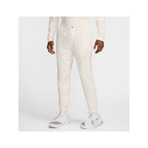 Męskie funkcjonalne joggery z ochroną przed promieniowaniem UV Dri-FIT Nike Primary Fleece - Brązowy ze sklepu Nike poland w kategorii Spodnie męskie - zdjęcie 178604683
