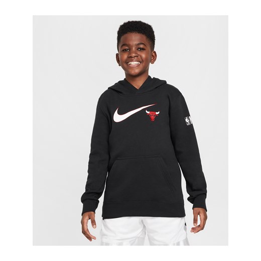 Bluza z kapturem dla dużych dzieci (chłopców) Nike NBA Chicago Bulls Club Fleece Essential - Czerń ze sklepu Nike poland w kategorii Bluzy chłopięce - zdjęcie 178604750