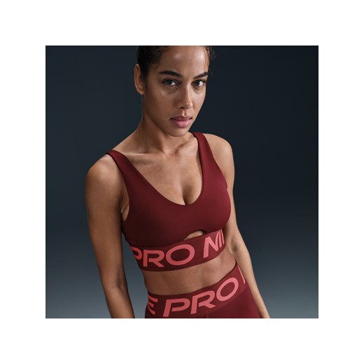 Damski stanik sportowy z wkładkami i średnim wsparciem Nike Pro Indy Plunge - Czerwony ze sklepu Nike poland w kategorii Biustonosze - zdjęcie 178605073