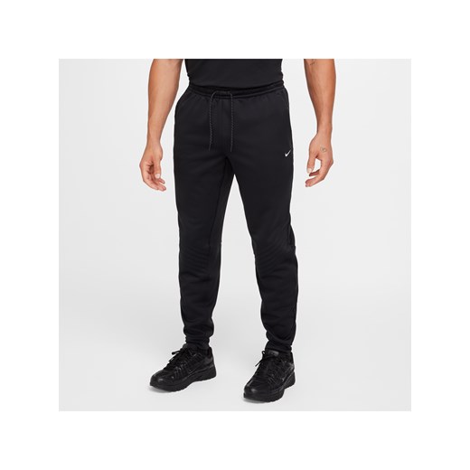 Męskie wodoodporne joggery do fitnessu na zimę Therma-FIT Nike Therma Sphere - Czerń ze sklepu Nike poland w kategorii Spodnie męskie - zdjęcie 178605182