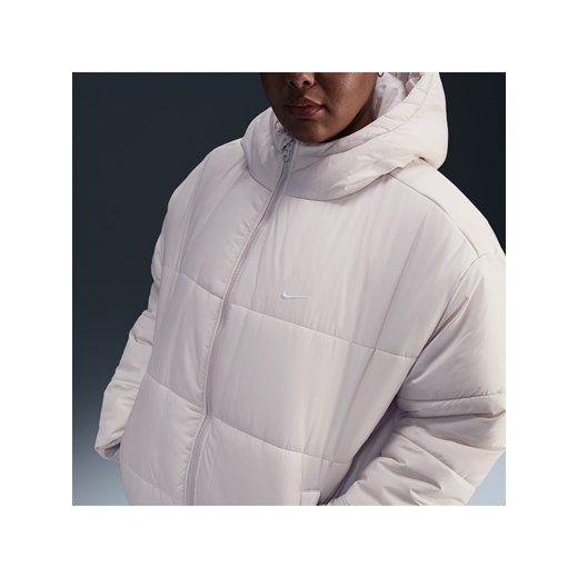 Damska kurtka z kapturem o luźnym kroju Therma-FIT Nike Sportswear Classic Puffer (duże rozmiary) - Brązowy ze sklepu Nike poland w kategorii Kurtki damskie - zdjęcie 178605521