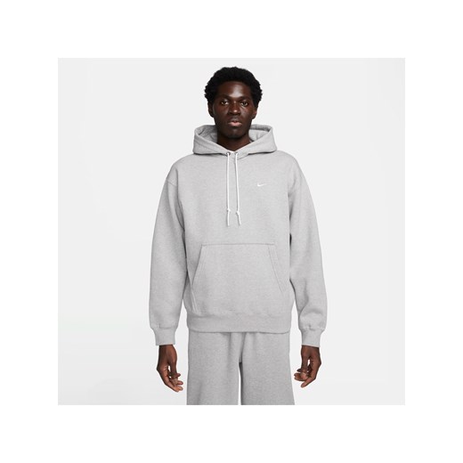 Męska dzianinowa bluza z kapturem Nike Solo Swoosh - Szary ze sklepu Nike poland w kategorii Bluzy męskie - zdjęcie 178605694