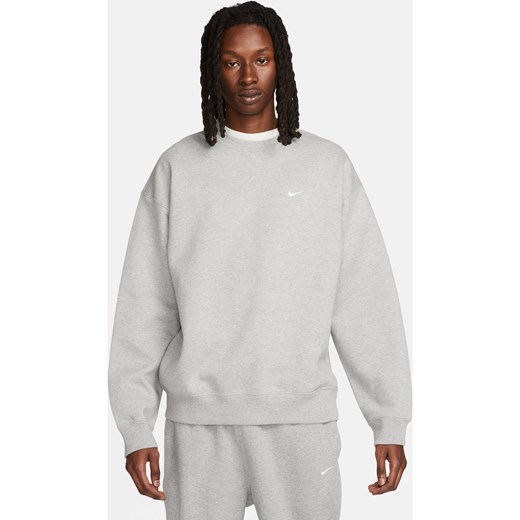 Męska bluza z dzianiny Nike Solo Swoosh - Szary ze sklepu Nike poland w kategorii Bluzy męskie - zdjęcie 178606041