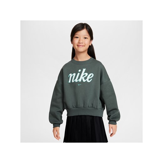 Dziewczęca bluza dresowa o pudełkowym kroju z półokrągłym dekoltem Nike Sportswear Club Fleece - Zieleń ze sklepu Nike poland w kategorii Bluzy dziewczęce - zdjęcie 178606051