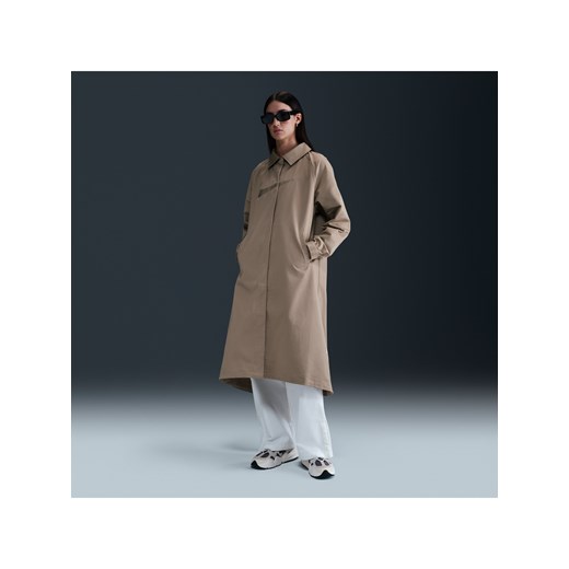 Damski trencz z diagonalu o luźnym splocie Nike Sportswear Collection - Brązowy ze sklepu Nike poland w kategorii Płaszcze damskie - zdjęcie 178607193