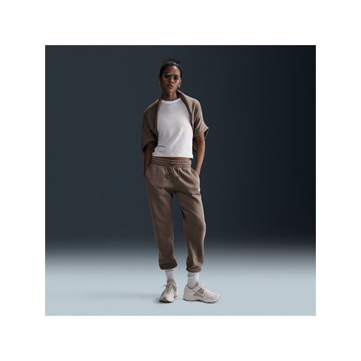 Damskie spodnie dresowe ze średnim stanem Nike Sportswear Phoenix Fleece - Brązowy ze sklepu Nike poland w kategorii Spodnie damskie - zdjęcie 178607394