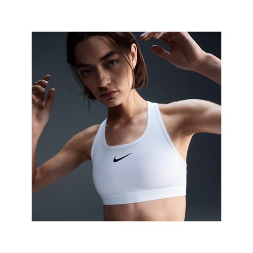 Damski stanik sportowy z wkładkami Nike Swoosh Medium Support - Biel ze sklepu Nike poland w kategorii Biustonosze - zdjęcie 178607562