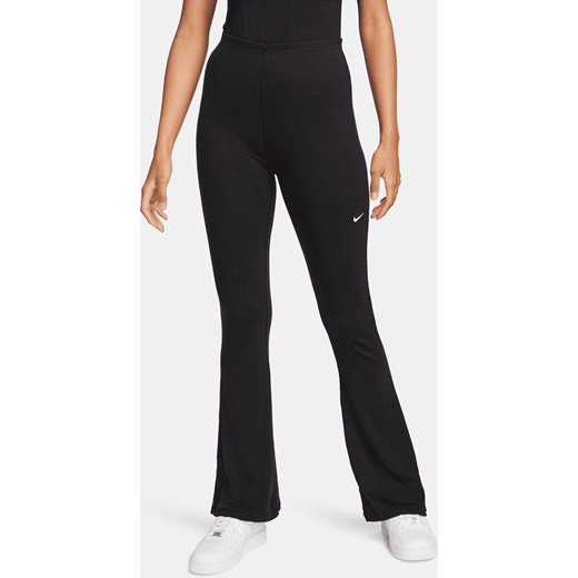 Damskie obcisłe legginsy w drobny prążek z rozszerzanymi nogawkami Nike Sportswear Chill Knit - Czerń ze sklepu Nike poland w kategorii Spodnie damskie - zdjęcie 178607573