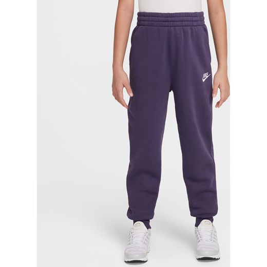 Spodnie dla dużych dzieci (dziewcząt) o wysokim stanie Nike Sportswear Club Fleece - Fiolet ze sklepu Nike poland w kategorii Spodnie dziewczęce - zdjęcie 178607720