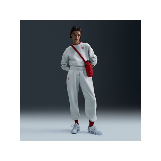 Damskie spodnie piłkarskie o kroju oversize z wysokim stanem Nike Liverpool F.C. Phoenix Fleece (wersja trzecia) - Szary ze sklepu Nike poland w kategorii Spodnie damskie - zdjęcie 178607911