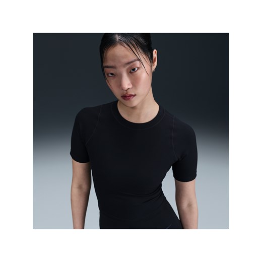 Damska koszulka z krótkim rękawem Dri-FIT Nike Zenvy Rib - Czerń ze sklepu Nike poland w kategorii Bluzki damskie - zdjęcie 178608053
