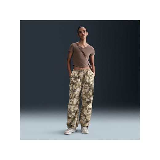 Damskie bojówki moro o kroju oversize ze średnim stanem Nike Sportswear - Brązowy ze sklepu Nike poland w kategorii Spodnie damskie - zdjęcie 178608714