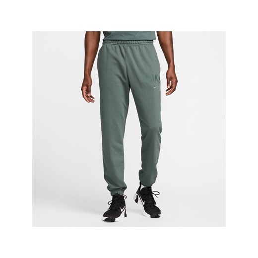 Męskie joggery z dzianiny do fitnessu Dri-FIT Nike Swoosh - Zieleń ze sklepu Nike poland w kategorii Spodnie męskie - zdjęcie 178608741