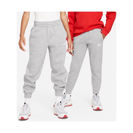 Joggery dla dużych dzieci Nike Sportswear Club Fleece - Szary ze sklepu Nike poland w kategorii Spodnie chłopięce - zdjęcie 178609021
