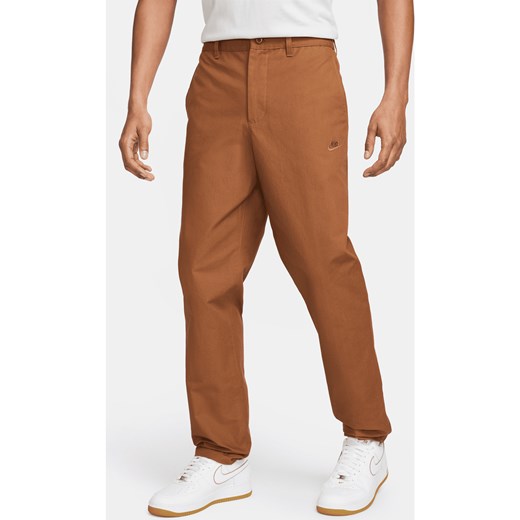 Chinosy męskie Nike Club - Brązowy ze sklepu Nike poland w kategorii Spodnie męskie - zdjęcie 178609510