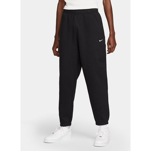 Męskie spodnie z dzianiny Nike Solo Swoosh - Czerń ze sklepu Nike poland w kategorii Spodnie męskie - zdjęcie 178609703