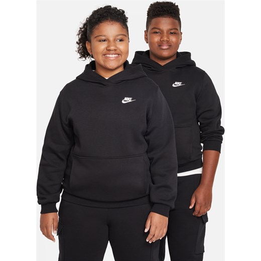 Bluza z kapturem dla dużych dzieci Nike Sportswear Club Fleece (szersze rozmiary) - Czerń ze sklepu Nike poland w kategorii Bluzy chłopięce - zdjęcie 178609781