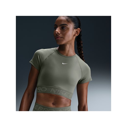 Damska koszulka o skróconym kroju z krótkim rękawem i grafiką Dri-FIT Nike Pro - Zieleń ze sklepu Nike poland w kategorii Bluzki damskie - zdjęcie 178609873