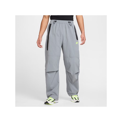 Męskie spodnie z tkaniny o kroju oversize Nike Tech - Szary ze sklepu Nike poland w kategorii Spodnie męskie - zdjęcie 178610190