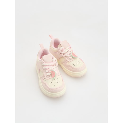 Reserved - Sneakersy z imitacji skóry - złamana biel ze sklepu Reserved w kategorii Buty sportowe dziecięce - zdjęcie 178617090