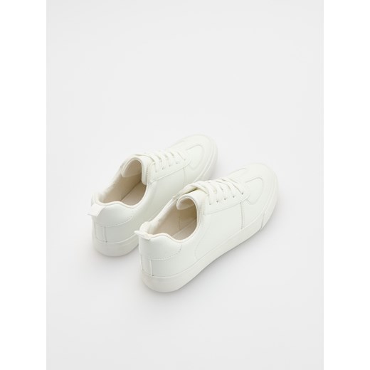 Białe trampki dziecięce Reserved wiązane 