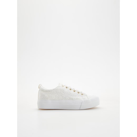 Reserved - Trampki z haftem - biały Reserved 35 Reserved