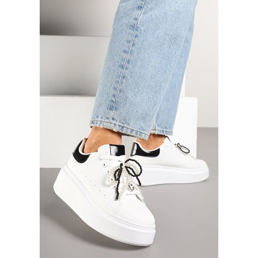 Biało-Czarne Sneakersy na Platformie Ozdobione Łańcuszkiem z Perełek Walenia ze sklepu born2be.pl w kategorii Buty sportowe damskie - zdjęcie 178635783