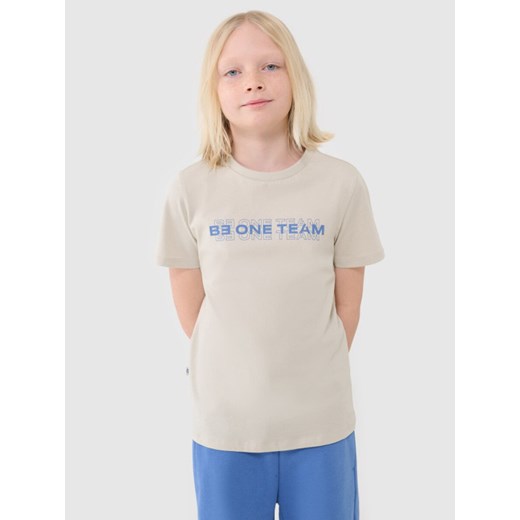 Chłopięcy t-shirt z nadrukiem 4F 4FJWSS25TTSHM2186 - beżowy ze sklepu Sportstylestory.com w kategorii T-shirty chłopięce - zdjęcie 178642971