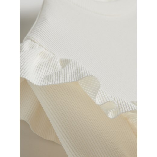 Reserved - Dzianinowy longsleeve z falbanami - złamana biel Reserved M Reserved