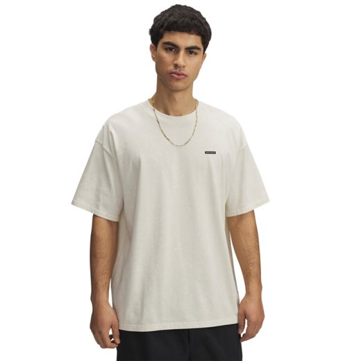 Męski t-shirt z nadrukiem Under Armour UA M Hw Os Logo Wash Ss - beżowy ze sklepu Sportstylestory.com w kategorii T-shirty męskie - zdjęcie 178661500