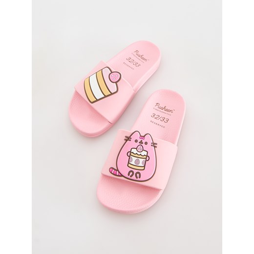 Reserved - Klapki Pusheen - pastelowy róż ze sklepu Reserved w kategorii Klapki damskie - zdjęcie 178678292