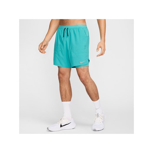 Męskie spodenki do biegania 2 w 1 18 cm Dri-FIT Nike Stride - Zieleń ze sklepu Nike poland w kategorii Spodenki męskie - zdjęcie 178689323