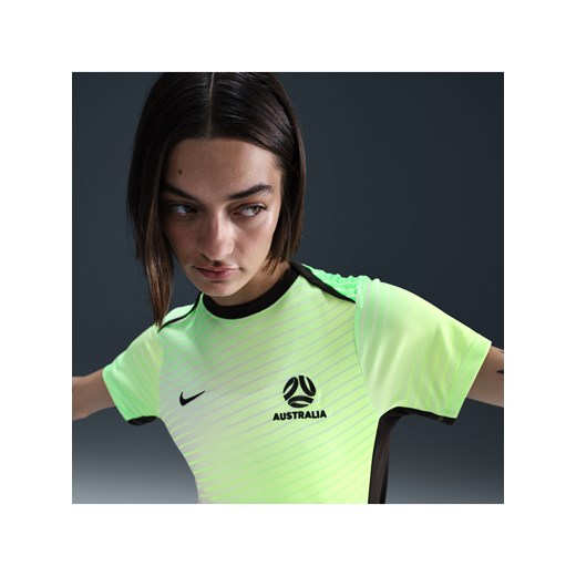 Damska przedmeczowa koszulka piłkarska z krótkim rękawem Nike Dri-FIT Australia Academy Pro - Zieleń ze sklepu Nike poland w kategorii Bluzki damskie - zdjęcie 178692580