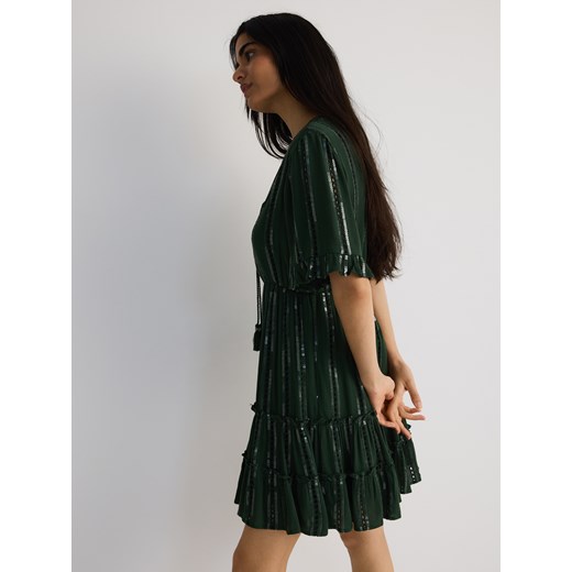 Sukienka Reserved z cekinami z krótkimi rękawami mini z dekoltem v 