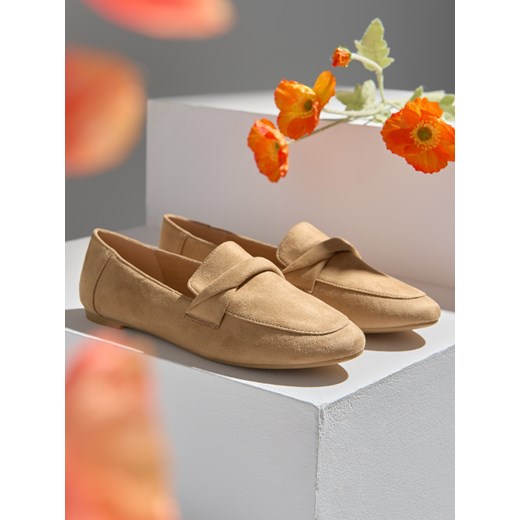 Sinsay - Loafersy z imitacji zamszu - beżowy Sinsay 36 Sinsay