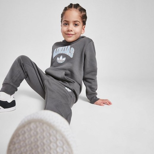 ADIDAS KOMPLET VARSITY OH SUIT GRY/BLU$ B ze sklepu JD Sports  w kategorii Komplety chłopięce - zdjęcie 178754633