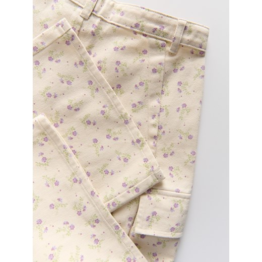 Reserved - Spodnie cargo w kwiaty - beżowy Reserved 122 (6-7 lat) Reserved