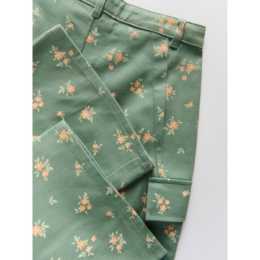 Reserved - Spodnie cargo w kwiaty - morski Reserved 152 (11 lat) Reserved