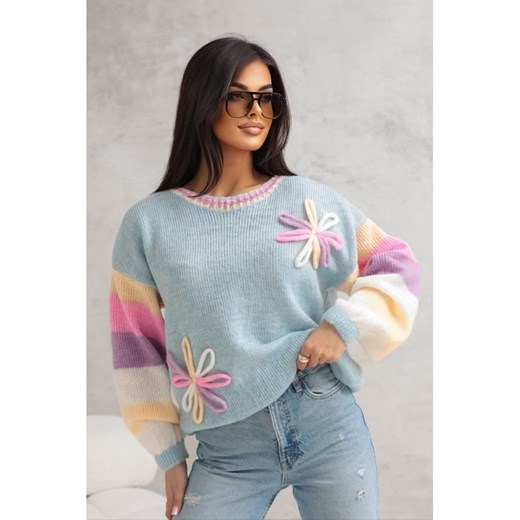 wiosenny pastelowy sweter dalia z kwiatami polski producent j&k premium - błekitny ze sklepu STYLOWO w kategorii Swetry damskie - zdjęcie 178774243