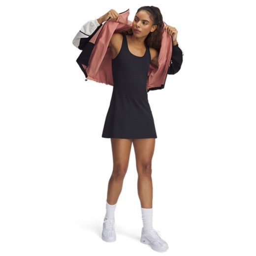 Damska sukienka treningowa Under Armour Motion Dress - czarna ze sklepu Sportstylestory.com w kategorii Sukienki - zdjęcie 178774872