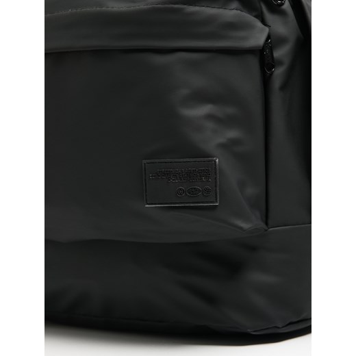 Cropp - Czarny plecak miejski z efektem skóry - czarny Cropp Uniwersalny Cropp