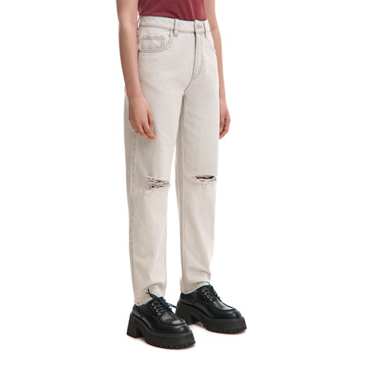 Cropp - Jasnoszare jeansy mom z efektem sprania - jasny szary ze sklepu Cropp w kategorii Jeansy damskie - zdjęcie 178791814