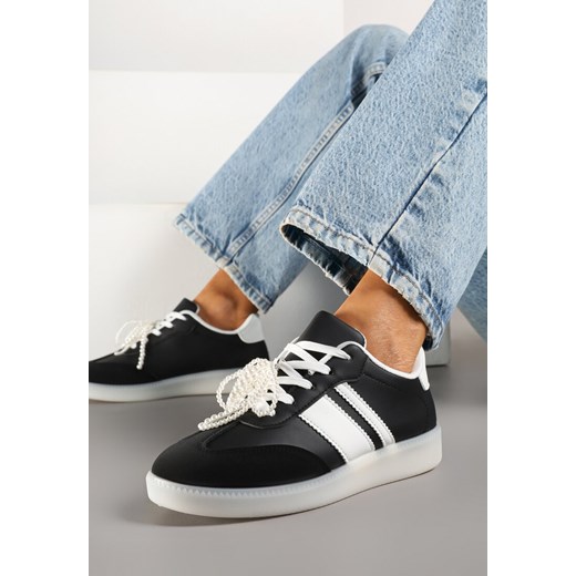 Czarne Sneakersy Typu Kultowe Tenisówki ze Zdobieniem z Perłami Nalavia ze sklepu renee.pl w kategorii Buty sportowe damskie - zdjęcie 178804974