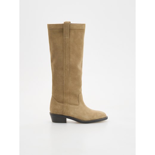 Reserved - Zamszowe kozaki z przeszyciami - beżowy ze sklepu Reserved w kategorii Kozaki damskie - zdjęcie 178805502