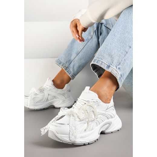 Białe Sneakersy z Koralikami Kokardą i Geometrycznym Wzorem Sarivela ze sklepu renee.pl w kategorii Buty sportowe damskie - zdjęcie 178808180
