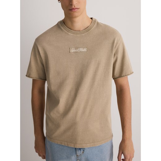 Reserved - T-shirt boxy z efektem sprania - musztardowy ze sklepu Reserved w kategorii T-shirty męskie - zdjęcie 178808723