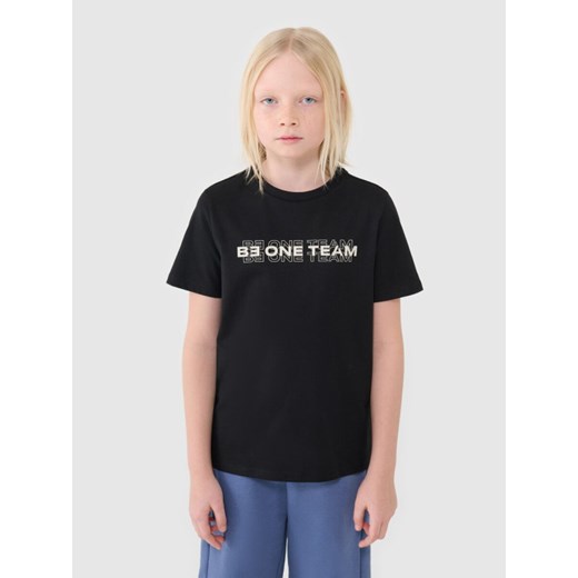 Chłopięcy t-shirt z nadrukiem 4F 4FJWSS25TTSHM2186 - czarny ze sklepu Sportstylestory.com w kategorii T-shirty chłopięce - zdjęcie 178810070